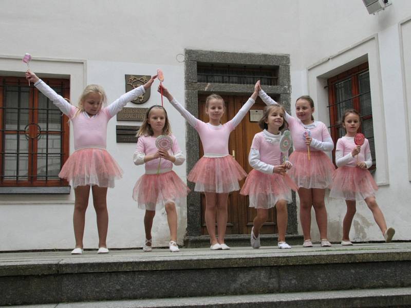Dalším dětským souborem, který obohatil svým vystoupením páteční country benefici, bylo také baletní studio pod vedením Olgy Pilátové.