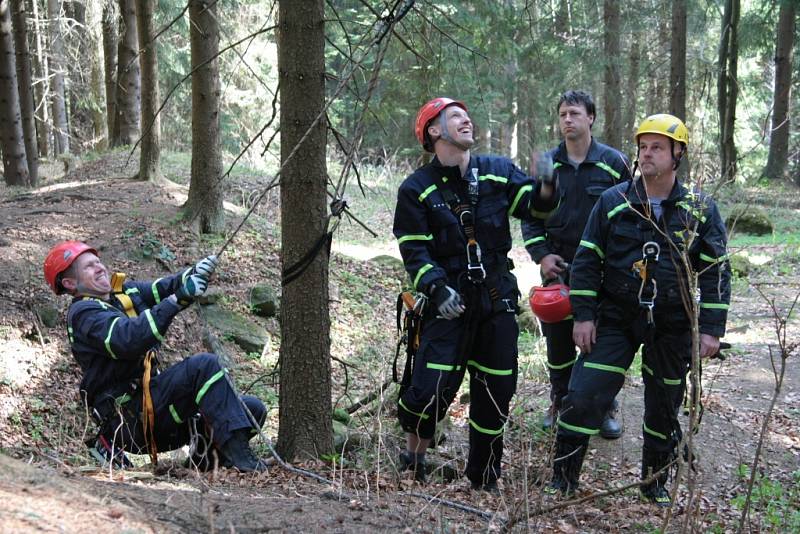 Členové lezeckých skupin ze všech územních odborů HZS Jihočeského kraje nacvičovali záchranu osob v lanovém parku na Libíně.