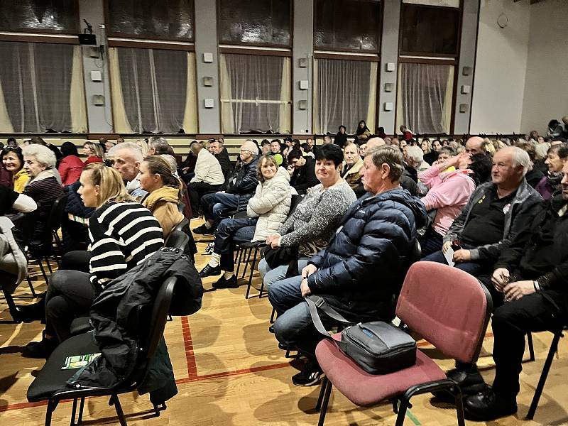 Předpremiéru filmu Král Šumavy na motivy románu Davida Žáka  pod režijní taktovkou Davida Ondříčka  se konala ve středu večer v Husinci. Sál byl zaplněn do posledního místečka.