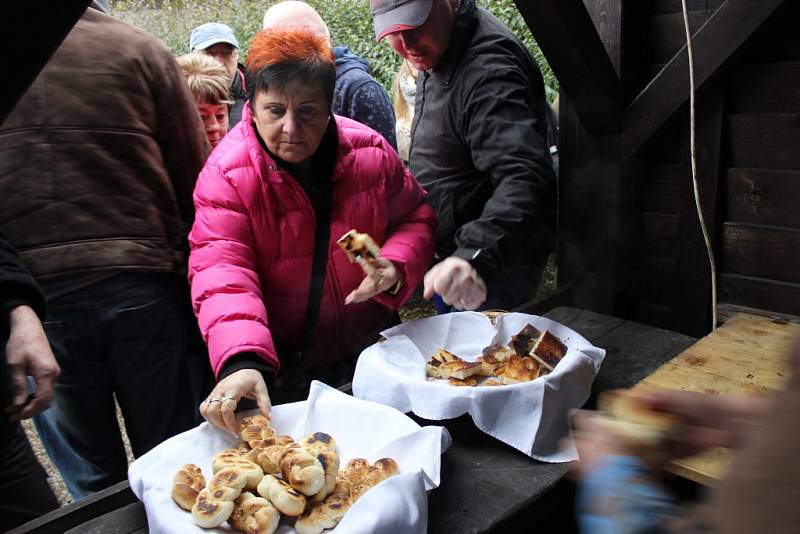 Poslední pečení chleba v lenorské peci v roce 2015.