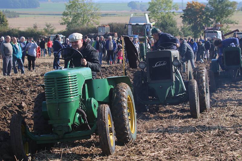 Setkání historické zemědělské techniky v Mahouši na Netolicku. K vidění bylo více než sto traktorů a desítky dalších historických strojů, vojenských vozidel. Nechyběla ani ukázka orby.