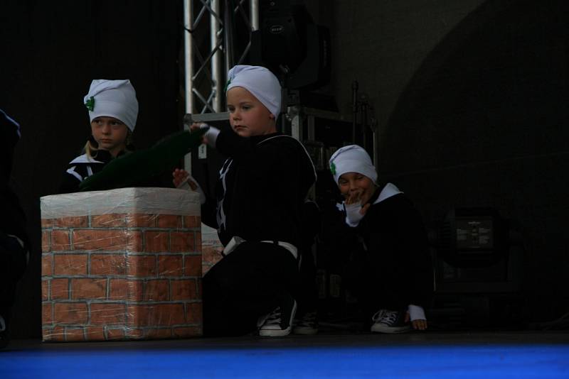 Deset choreografií předvedli na hlavním pódiu při sobotním programu Slavností Zlaté stezky v Prachaticích tanečníci ze studia Crabdance.