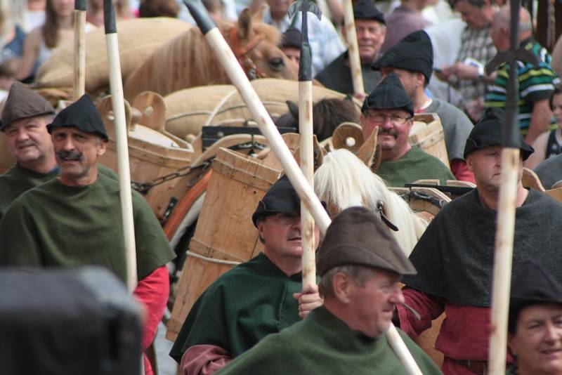 Sobotní program Slavností Zlaté stezky v Prachaticích odstartoval příchod historického průvodu s hlavním hostem letošních slavností Helenou Vondráčkovou.