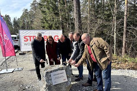 Stavbu stoupacího pruhu na Libínské Sedlo zahájili v úterý 26. března zástupci Jihočeského kraje v čele s hejtmanem Martinem Kubou.