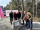 Stavbu stoupacího pruhu na Libínské Sedlo zahájili v úterý 26. března zástupci Jihočeského kraje v čele s hejtmanem Martinem Kubou.