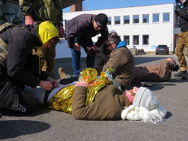 Výcvikově-vzdělávací centrum Elite Training Center Lhenice pod vedením poručíka Jaroslava Duchoně připravuje kurzy bojové medicíny pro ukrajinské občany zdarma. Jeden z nich se uskutečnil v neděli 20. března.