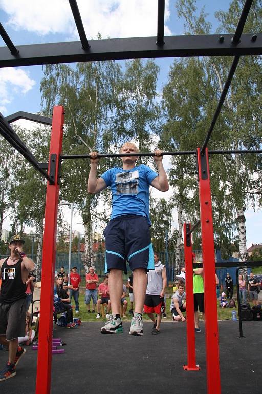 Ve Vimperku otevřeli v pátek 10. června nové hřiště pro street workout. Je první svého druhu na Prachaticku. Nové hřiště si mohli vyzkoušet i Vimperáci bez rozdílu věku.