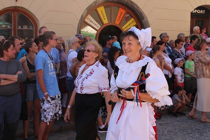 Kočár tažený koňmi přivezl na Velké náměstí Leonu Machálkovou. V průvodu se představili všichni účinkující.