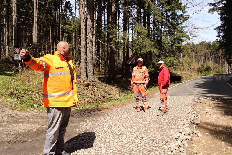 S opravou tří set metrů silnice na Javorníku začala SÚS Prachatice ve středu 11. května. Hotovo bude do konce příštího týdne.