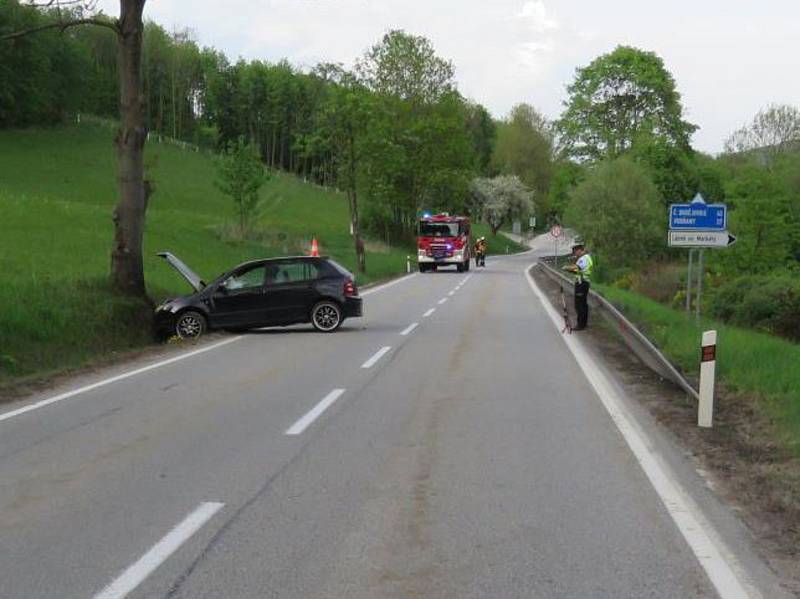 Přední část fabie narazila do straomu, kola zůstaly zaklíněné ve škarpě.