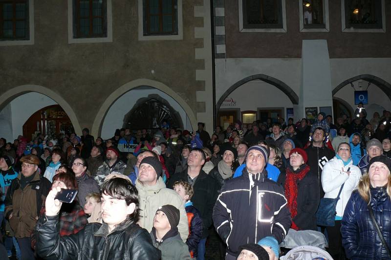 Po novoročním výstupu na Libín se Prachatičáci sešli v podvečer 1. ledna na Velkém náměstí, aby sledovali novoroční ohňostroj města.