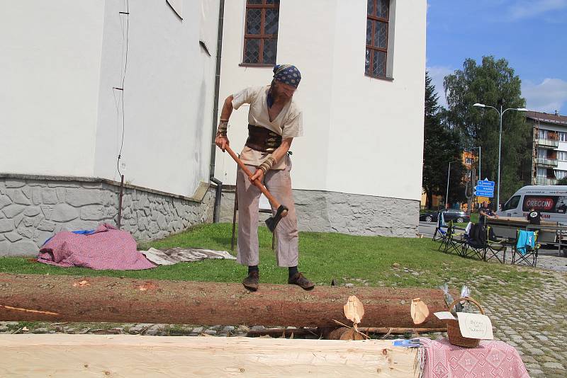 Volarské slavnosti dřeva přilákaly do šumavského městečka stovky lidí. Všichni ochutnávali dobroty, poslouchali muziku a pozorovali zručné řemeslníky při práci.