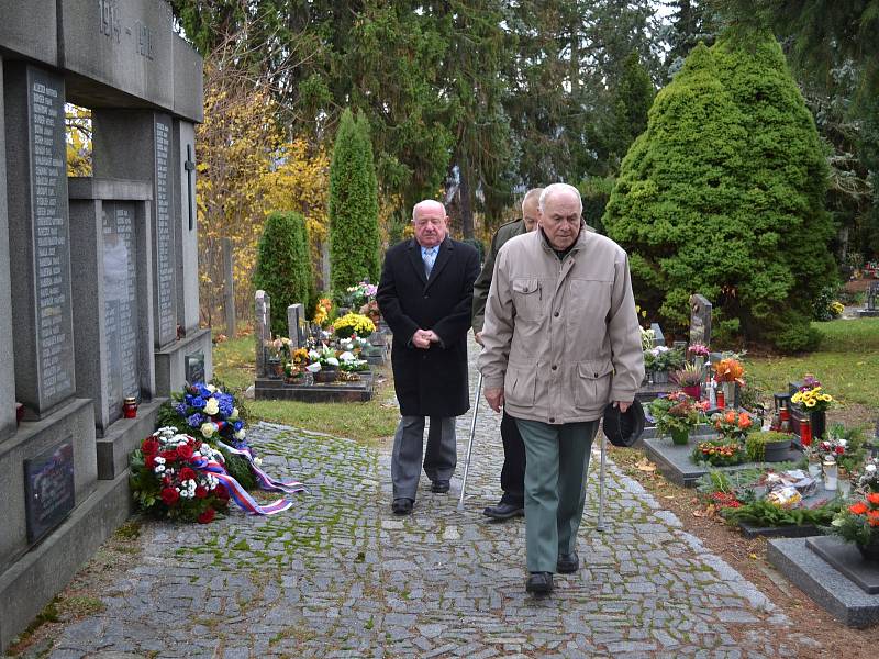 Zástupci města a Klubu vojenských důchodců z Prachatic uctili památku padlých ve světových válkách.