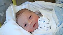 ADAM JANOUŠEK, PRACHATICE. Narodil se v prachatické porodnici v pondělí 17. února ve 22 hodin a 25 minut. Vážil 3 300 gramů. Rodiče: Kristýna a Roman Janouškovi.