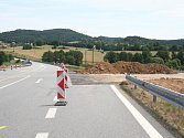 Stavba okružní křižovatky u Těšovic pokračuje již třetí týden. Přesto se stále najdou řidiči, kteří dojedou až téměř na staveniště, aby se přesvědčili, že dopravní značení nelže.