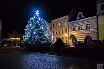 Vánoční strom na náměstí Svobody ve Vimperku. Foto: Bohumil Kantor