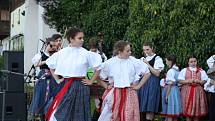 Libín-S Prachatice a dětský folklórní soubor Ostravička z Frýdku - Místku zahájily na Parkáně 20. novodobou sezonu plavení dřeva na Schwarzenberském plavebním kanále.