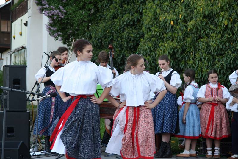 Libín-S Prachatice a dětský folklórní soubor Ostravička z Frýdku - Místku zahájily na Parkáně 20. novodobou sezonu plavení dřeva na Schwarzenberském plavebním kanále.