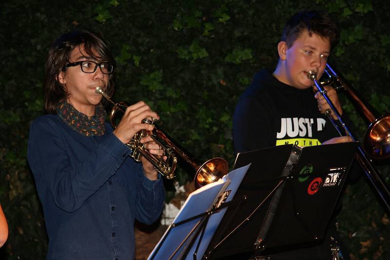 Noční koncert na dvorku prachatické Základní umělecké školy.