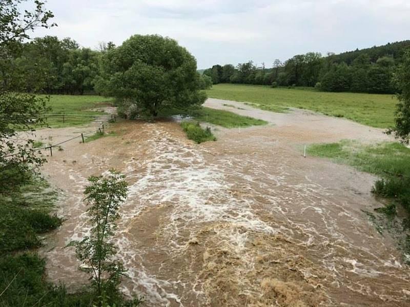 Z Lipovického potoka v Bukově se ve středu stala rozbouřená řeka.