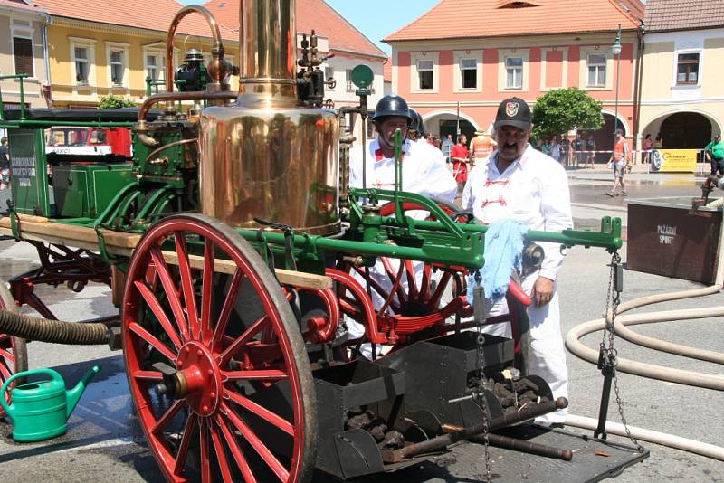 Setkání hasičů a historických parních stříkaček v Netolicích.