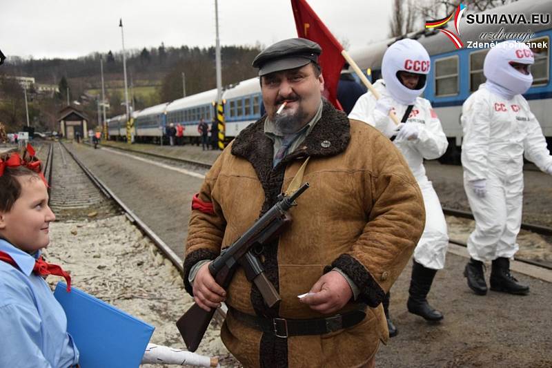 Silvestrovský vlak 2018. Poslední jízda v roce byla  tématicky laděna jako narozeninový vlak.