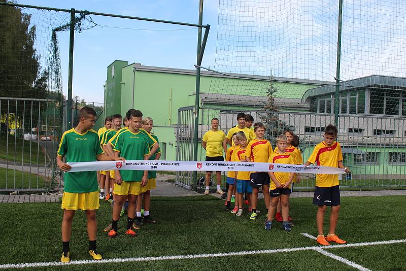 Prachatičtí fotbalisté již mohou využívat novou umělou trávu.