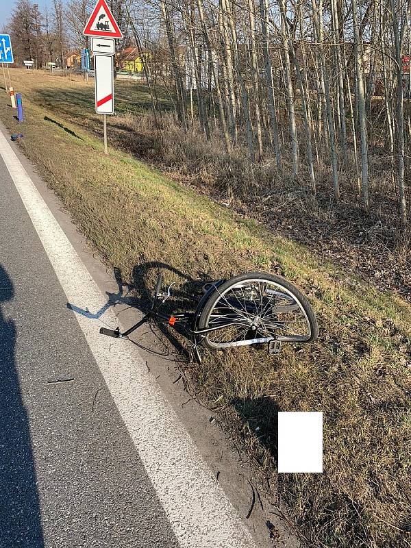 V Netolicích se 10. 3. 2022 střetlo osobní auto s cyklistkou. Žena zraněním podlehla.