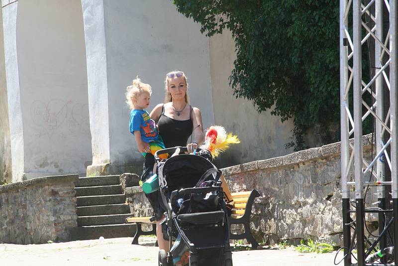 V sobotu dopoledne se malí i velcí návštěvníci prachatického Parkánu bavili při pohádce Divadlo Zelienka ze Zvolenu. Ti využili nejen připravené pódium, ale svůj příběh přenesli i mezi diváky.