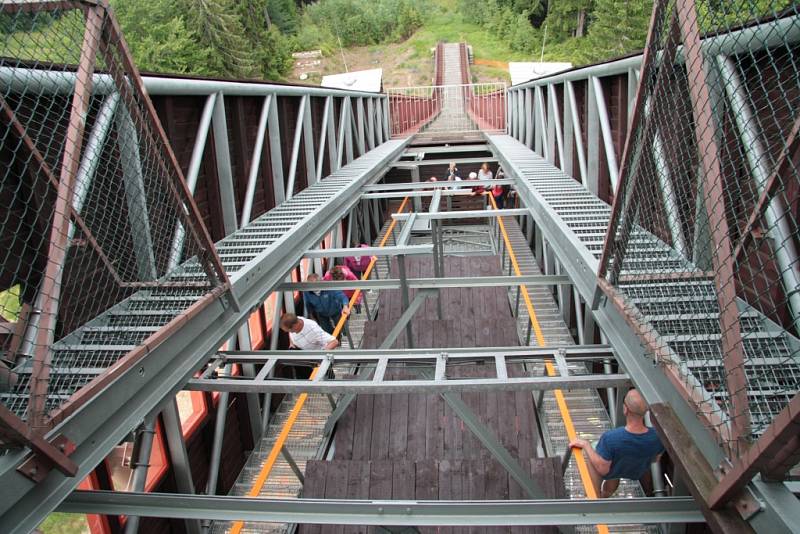 Pohled, který je podobný tomu, který si pamatuje i Pavel Ploc, už budou vídat v budoucnu pouze turisté. Sportovním účelům už skokanský můstek sloužit nebude.