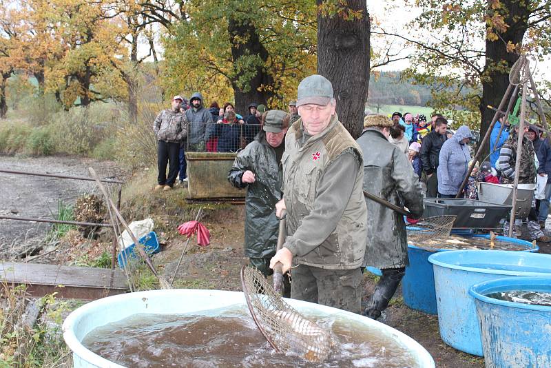 Výlov Dubského rybníku byl již tradičně středem zájmu široké veřejnosti. Na své si tu přišly ale i děti.