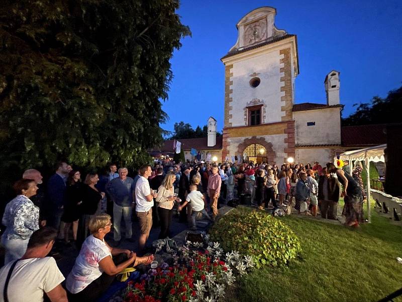 Letošní rozkvetlá tančírna na Kratochvíli se opravu vydařila..