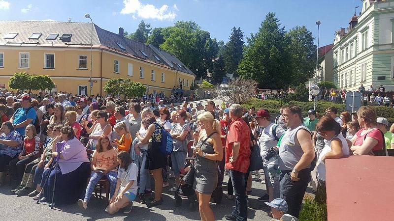 Lidé již netrpělivě čekají na příchod prezidenta Miloše Zemana na parkovišti před hotelem Zlatá hvězda v ulici 1. máje ve Vimperku.