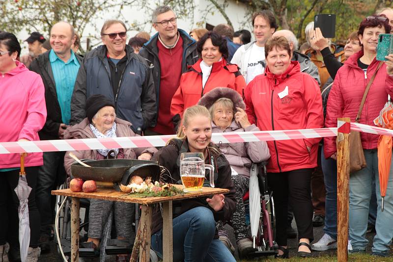 Nevšední staročeskou konopickou si v sobotu užili ve Svaté Maří na Prachaticku. Ženy nemohly, a tak zaskočili muži.