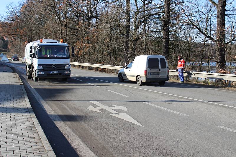 Mezi Netolicemi a Kratochvílí silničáři na několika místech frézovali vozovku.