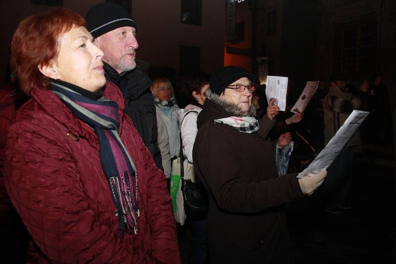 Česko zpívá koledy podpořili i Prachatičtí na Velkém náměstí.