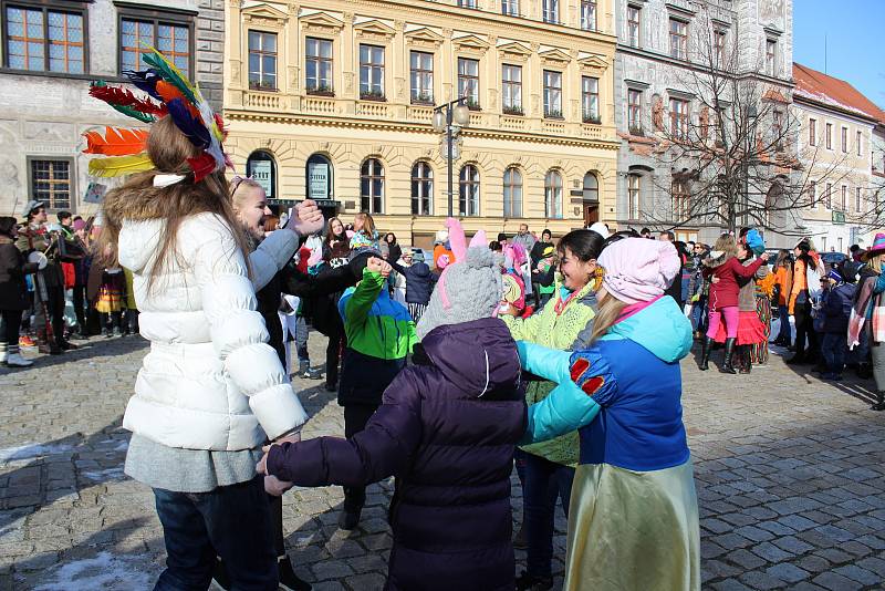 Děti ze ZŠ Zlatá stezka 240 vyrazily do masopustního průvodu Prachaticemi.