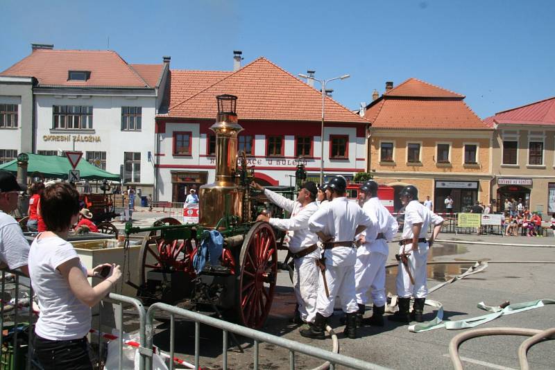 Setkání hasičů a historických parních stříkaček v Netolicích.