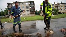 Tři domy, ve kterých počítají majitelé škody,  vytopené sklepy, podmáčené trávníky a nepořádek. To všechno za sebou nechala voda, která protekla obcí Chlumany na Prachaticku v sobotu 22. června.