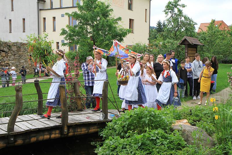 Slavnost otevírání studánek v hospicovém parku v Prachaticích.