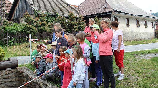 V Lenoře ochutnávaly děti chléb a houstičky vyrobené Augustinem Sobotovičem.