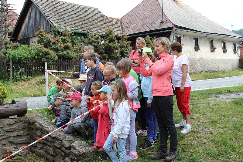 V Lenoře ochutnávaly děti chléb a houstičky vyrobené Augustinem Sobotovičem.