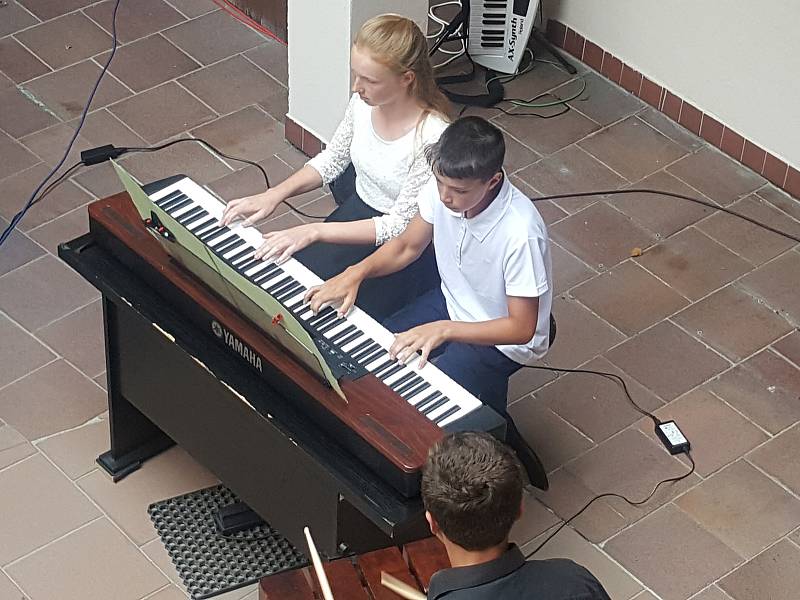 Na dvorku Základní umělecké školy v Prachaticích zakončili studenti hudby školní rok.