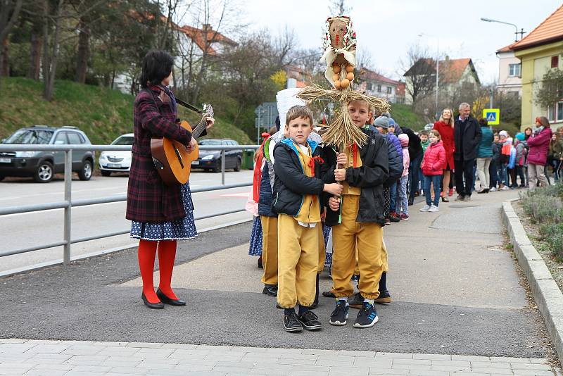 Děti ze Základní školy ve Vodňanské ulici vynesly moranu a přivítaly jaro.