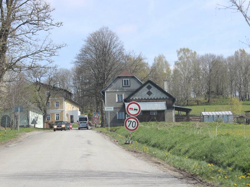 Přes Zátoň musejí řidiči od hraničního přechodu Strážný do Horní Vltavice.