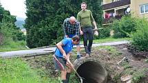 Tři domy, ve kterých počítají majitelé škody,  vytopené sklepy, podmáčené trávníky a nepořádek. To všechno za sebou nechala voda, která protekla obcí Chlumany na Prachaticku v sobotu 22. června.