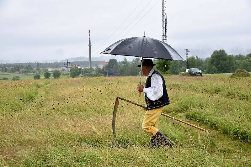 Ve Volarech se sešli sekáči při tradiční soutěži v kosení trávy.