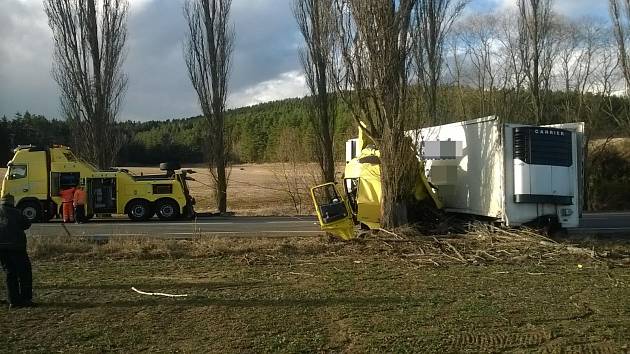 Při tragické nehodě na silnici I/4 mezi obcí Kbelnice a Dobev zemřela v pátek 24. února spolujezdkyně v havarovaném kamionu.