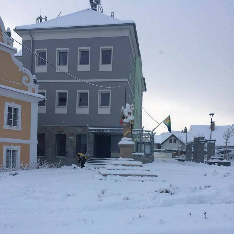 První sněhová nadílka ve Lhenicích.