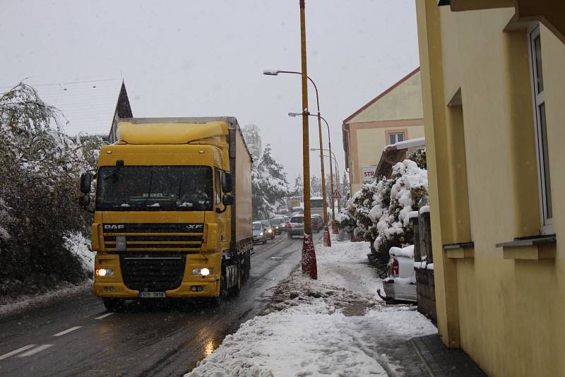 Směrem na Staré Prachatice stojí od rána doprava. Auta se hnou vždy jen o pár metrů.